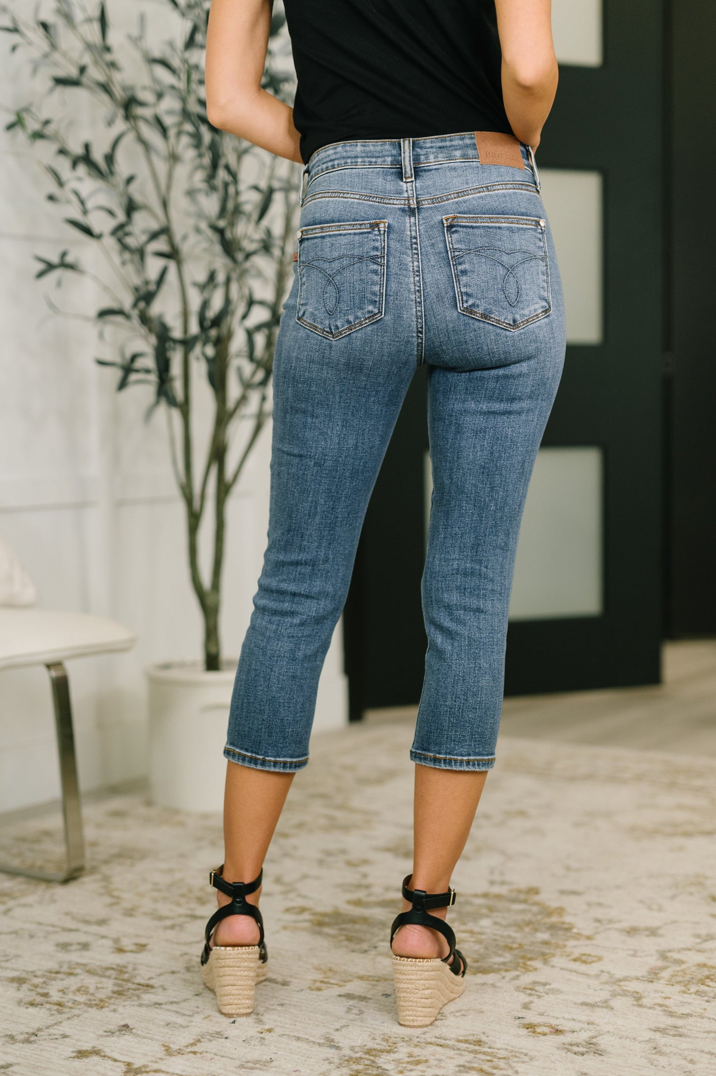 Judy Blue Mid Rise Capri Jeans